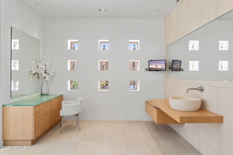 031_Modern Primary Bathroom