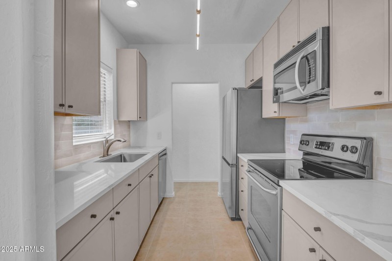 11-web-or-mls-14145 N 92nd St-11Kit