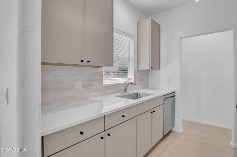 13-web-or-mls-14145 N 92nd St-13