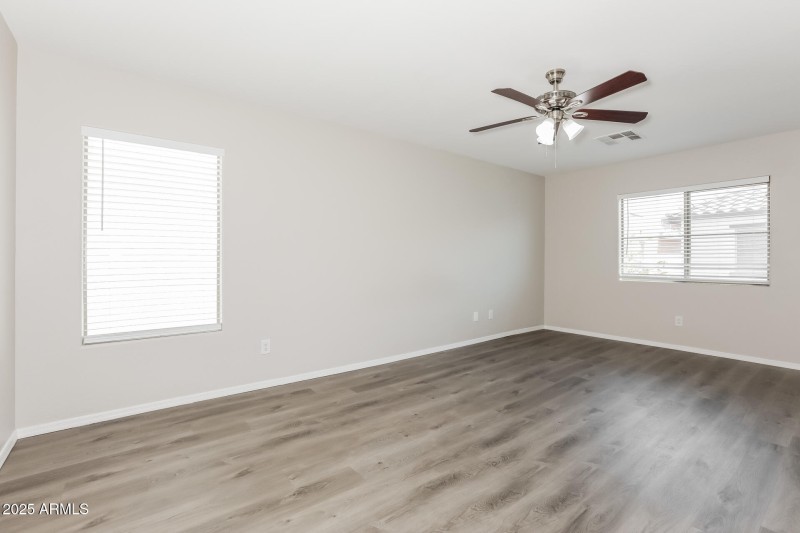 007-photo-main-bedroom-14016127