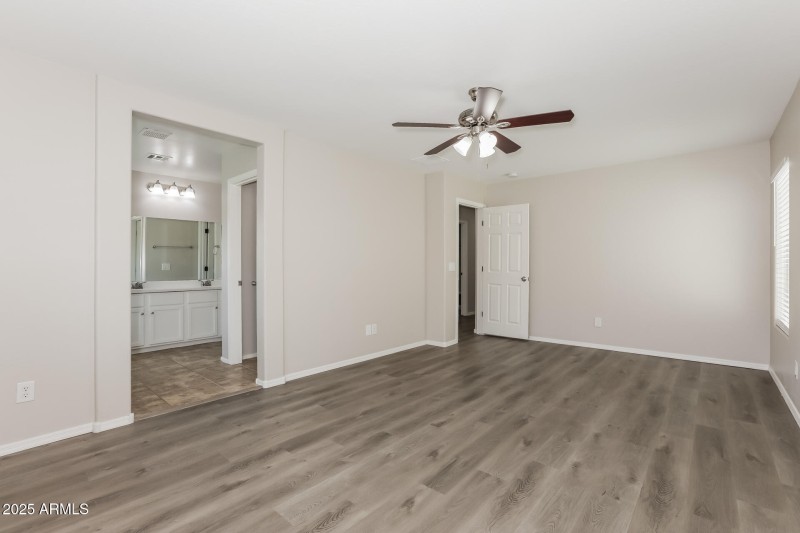 008-photo-main-bedroom-14016128