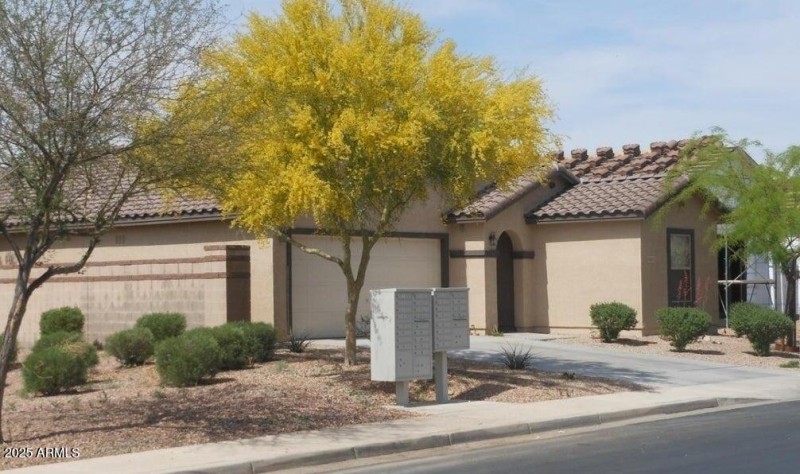 Common area and front pic