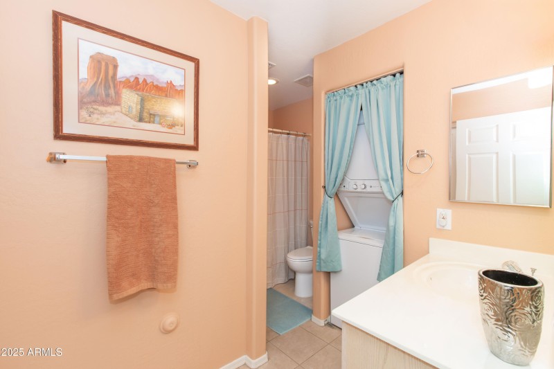 Hall bath, washer/dryer included
