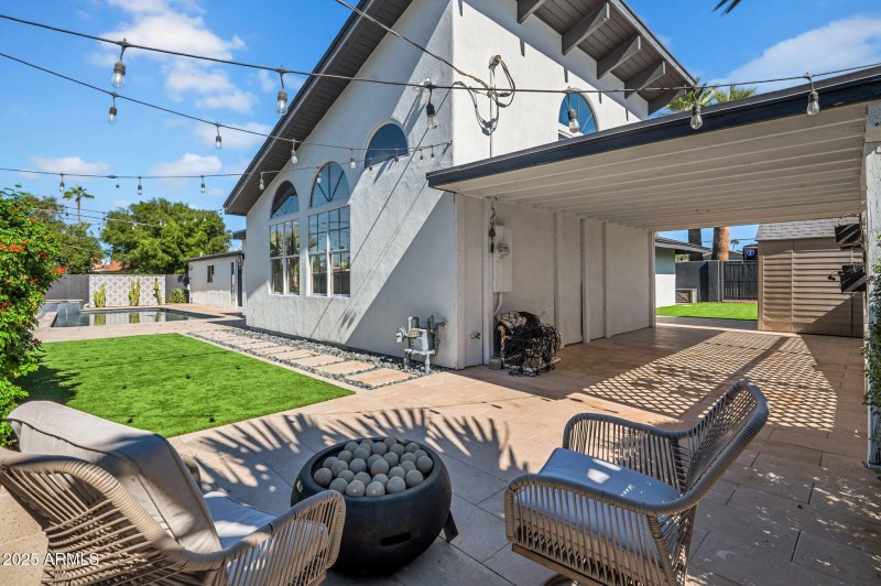 Backyard w/ Gas Firepit