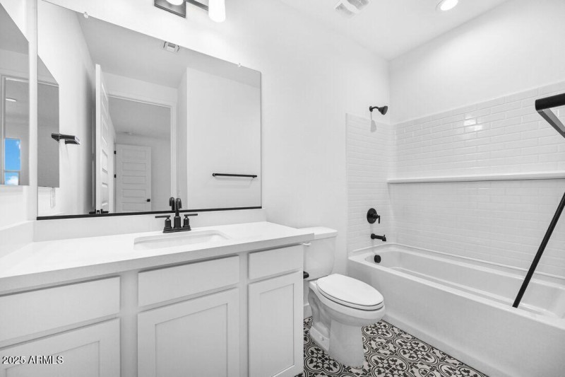 hj-az-phoenix-lucero-hazel-lot-52-bathro