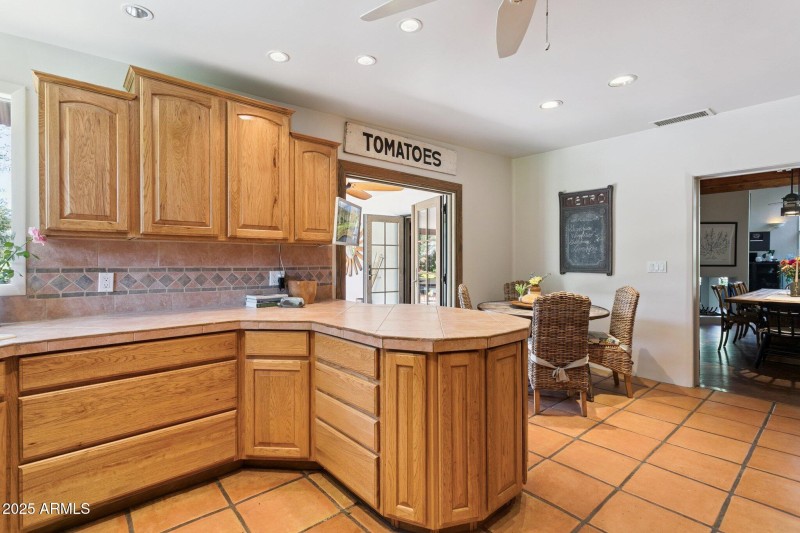 21-web-or-mls-7005-e-jackrabbit-rd