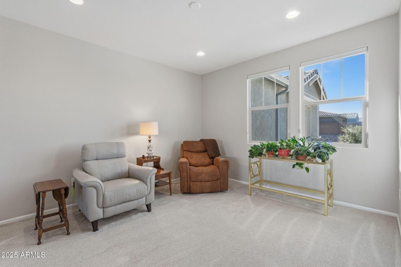 Den (or 5th bedroom)