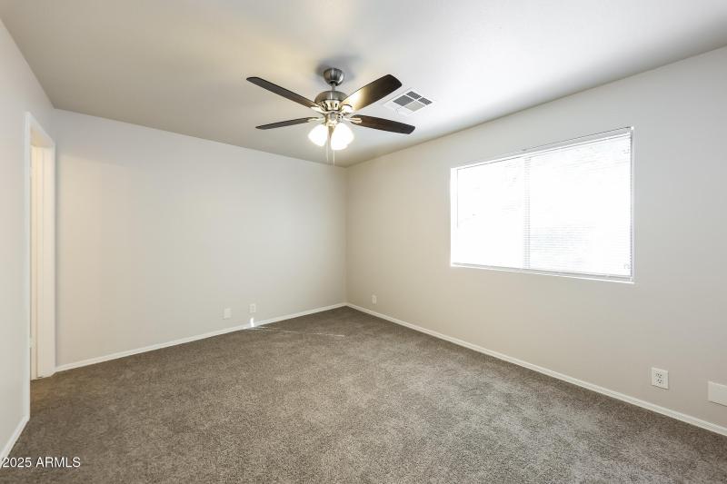 012-photo-main-bedroom-14914176