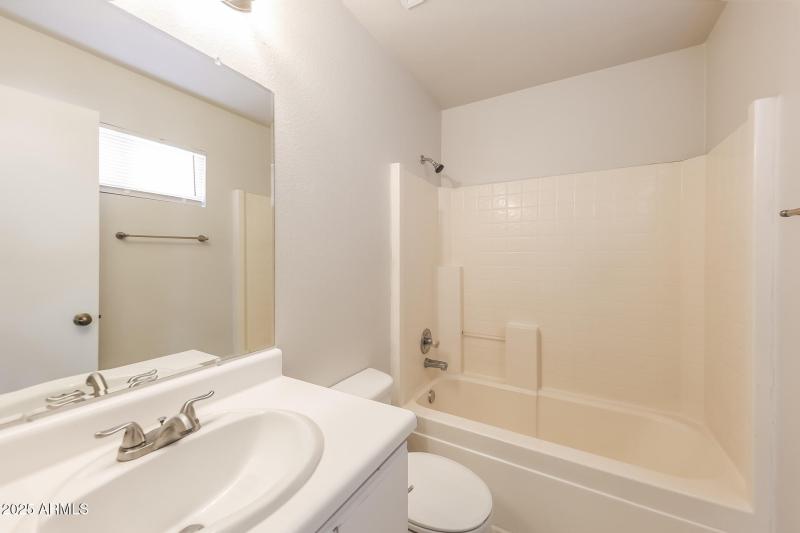 015-photo-main-bathroom-14914180