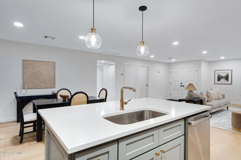 1527 E Bell De Mar Dr-12