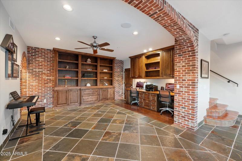 Bonus Den / Entertaining Space