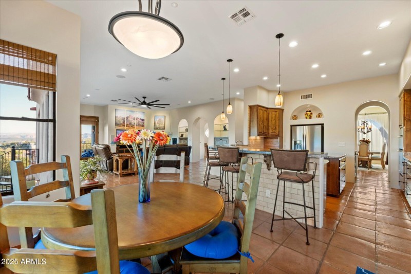 Chef's Kitchen w/ Breakfast Nook
