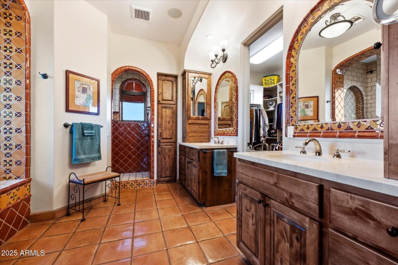 Ensuite w/ Authentic Mexican Tile