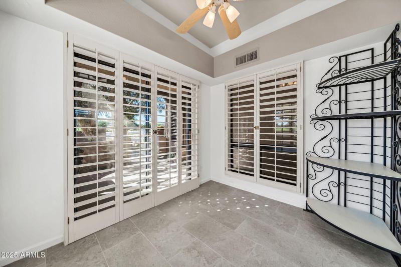 Breakfast rm overlooking courtyard