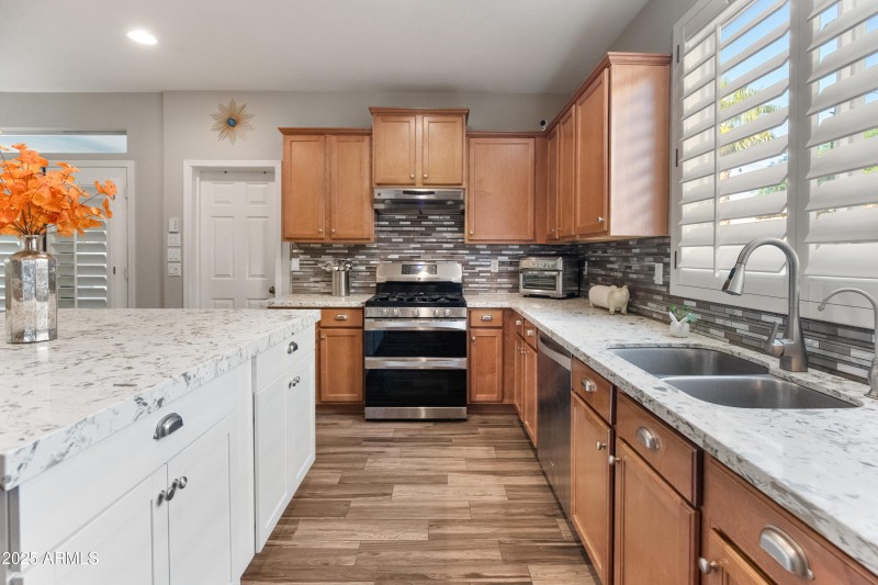 15294 W Old Oak Ln-35