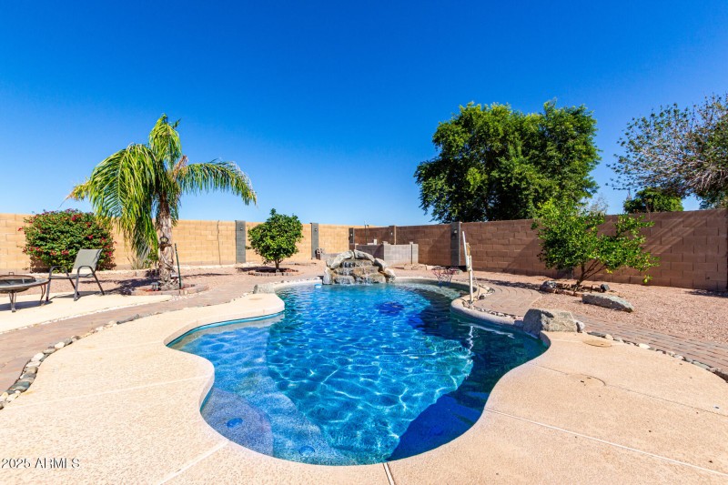 Sparkling pool & water feature
