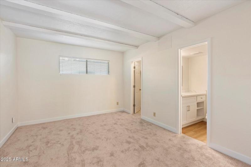 bedroom w walk in closet