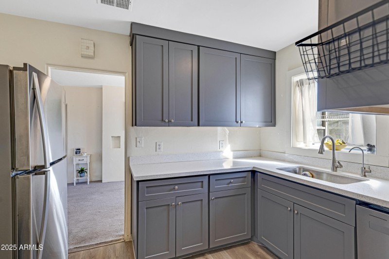 Kitchen 29 W Mission Ln-9