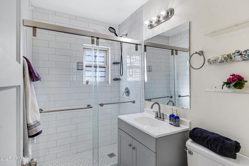 Bathroom 29 W Mission Ln-17