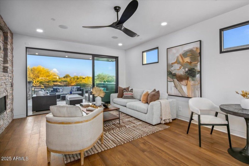 073-Upstairs Living Room Views