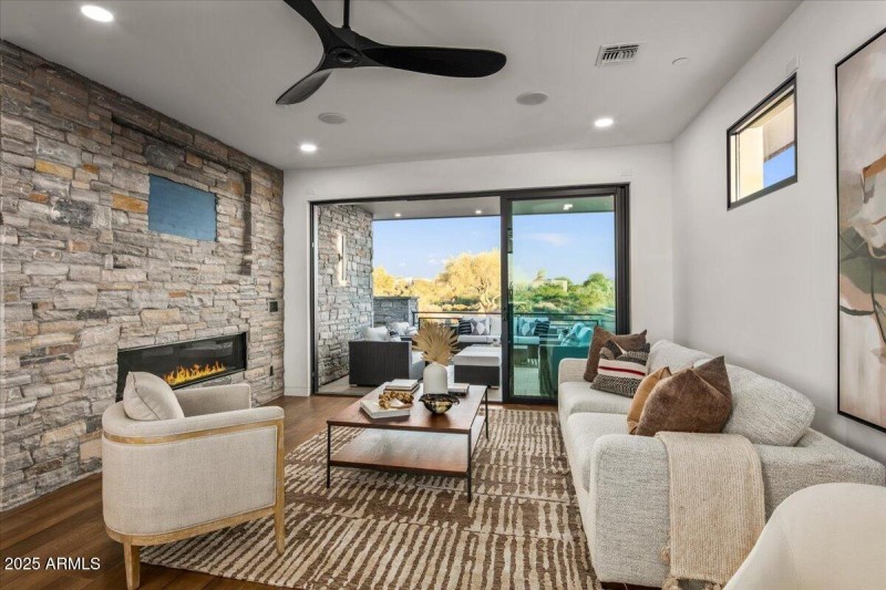 075-Upstairs Living Areas