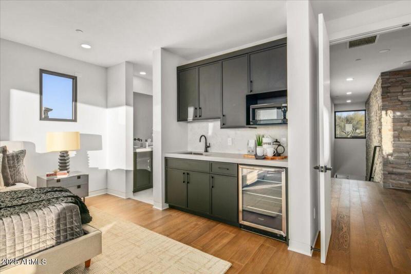 080-Upstairs Suite ~ Wet Bar