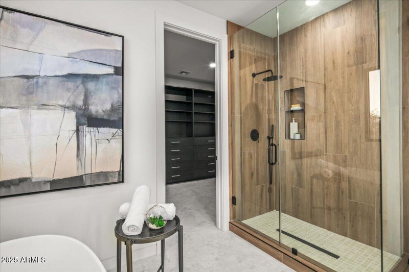 085-Upstairs Bath ~ Showers