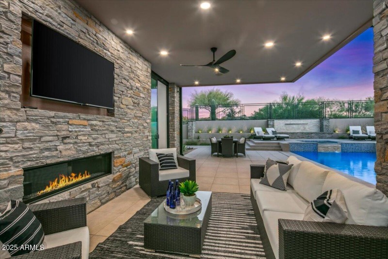 094-Outdoor Living Area