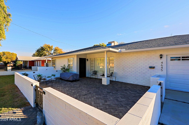 Front Patio-Fountain