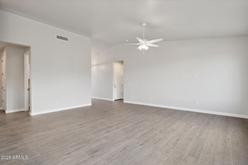 1,658 Great Rm - 192