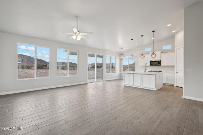 1,658 Kitchen 1 - 192jpg