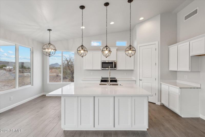 1,658 Kitchen 4 - 192