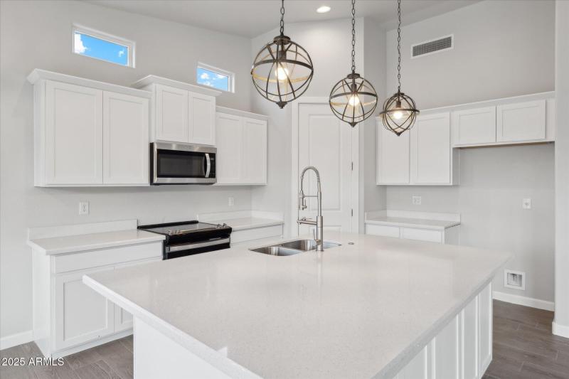 1,658 Kitchen 5 - 192