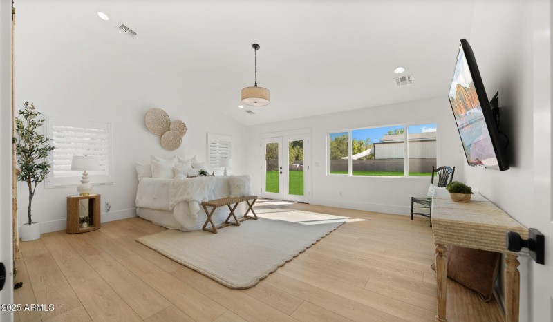 GORGEOUS, AIRY Primary Suite