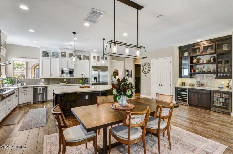 06-Custom Full Service Bar