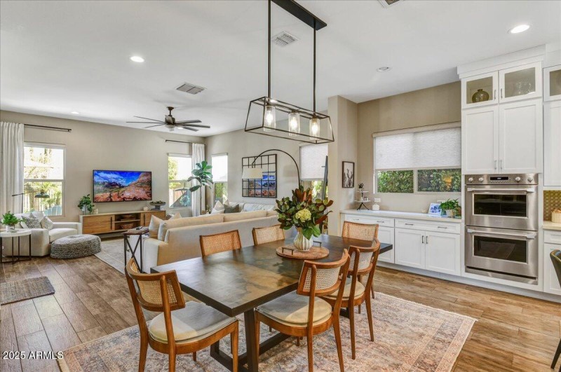 07-Great Room Holds a Crowd