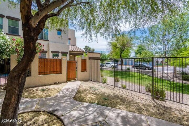 don carlos back to common area