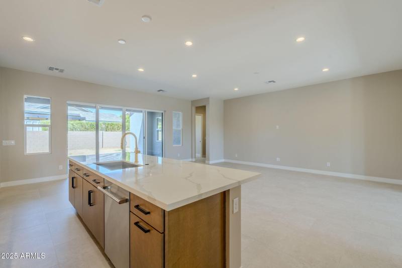 Kitchen W Bright & Cheery Atmosphere