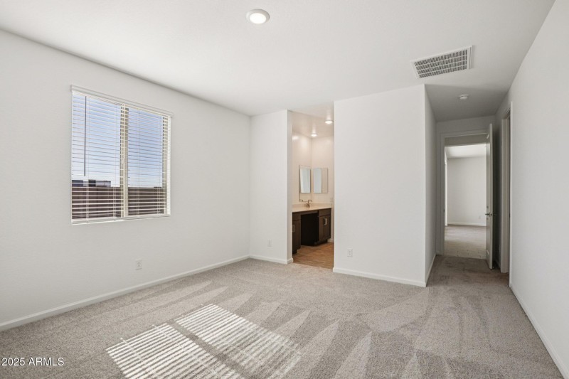 24-web-or-mls-W Brown St-S2910-024