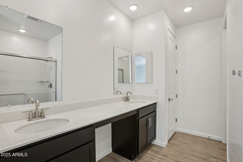 26-web-or-mls-W Brown St-S2910-026