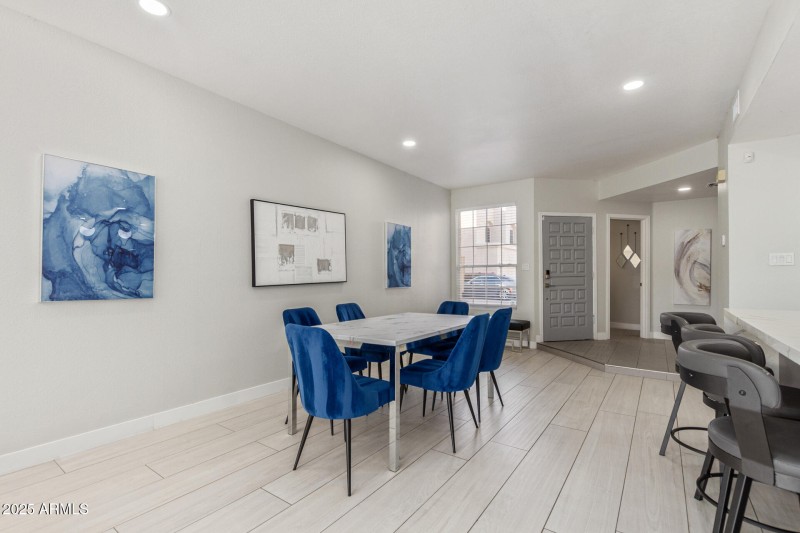 Dining Room & Breakfast Bar