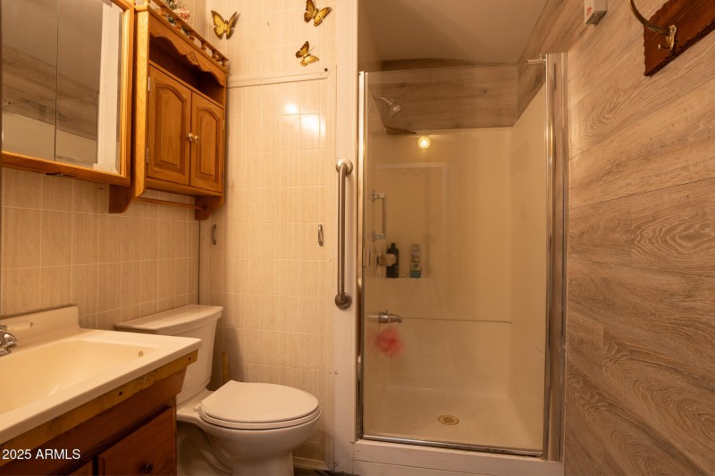 7RV06325-HDR-2 (2) 18870 guest bathroom