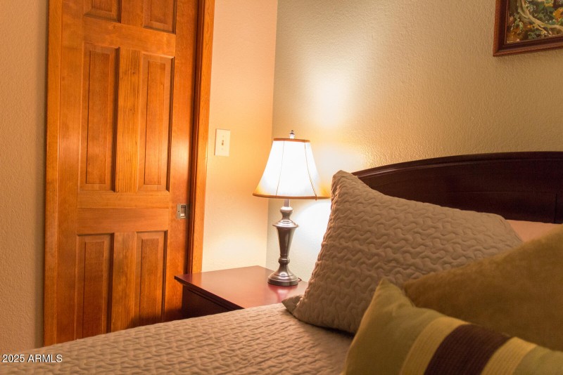 44 guest couple3 closet2