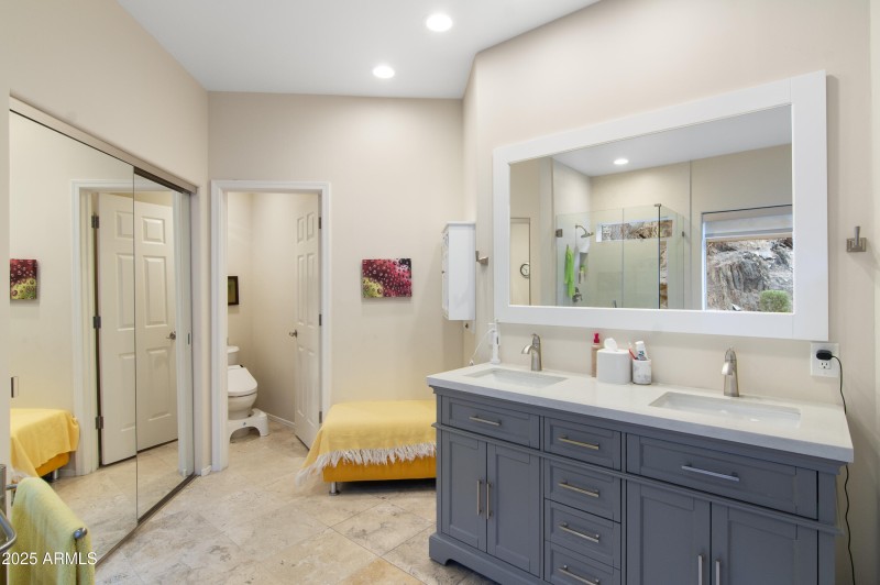 Room for 2 in the Primary Bath