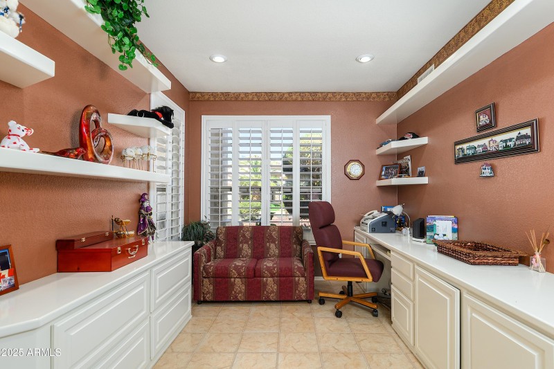 Office/Den w/Built-Ins