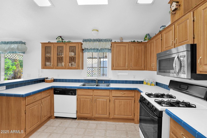 Kitchen - Tons of Counterspace