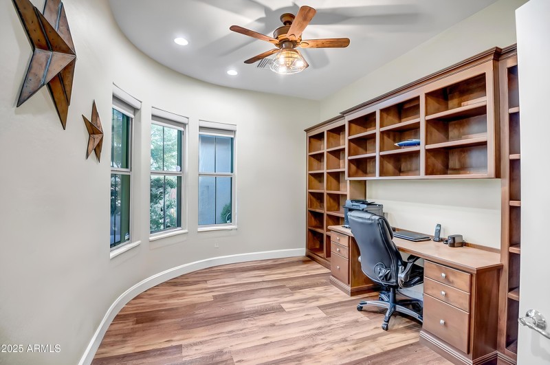 OFFICE WITH BUILT-INS