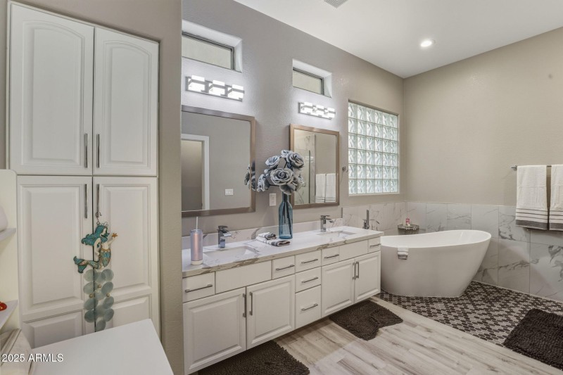 62-web-or-mls-18422 N 14th St Phoenix, A