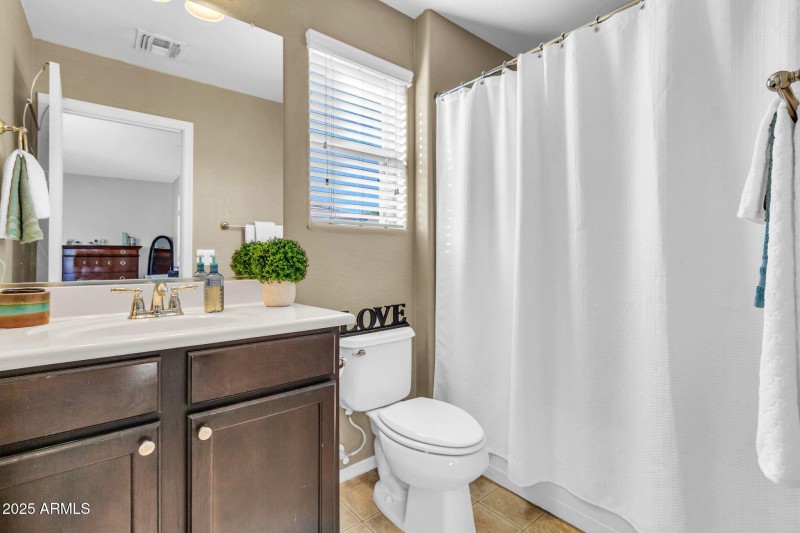 4131 E Oakland St-23