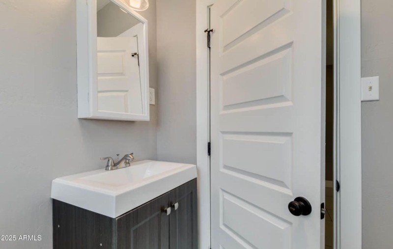 Roosevelt 2 bathroom 2